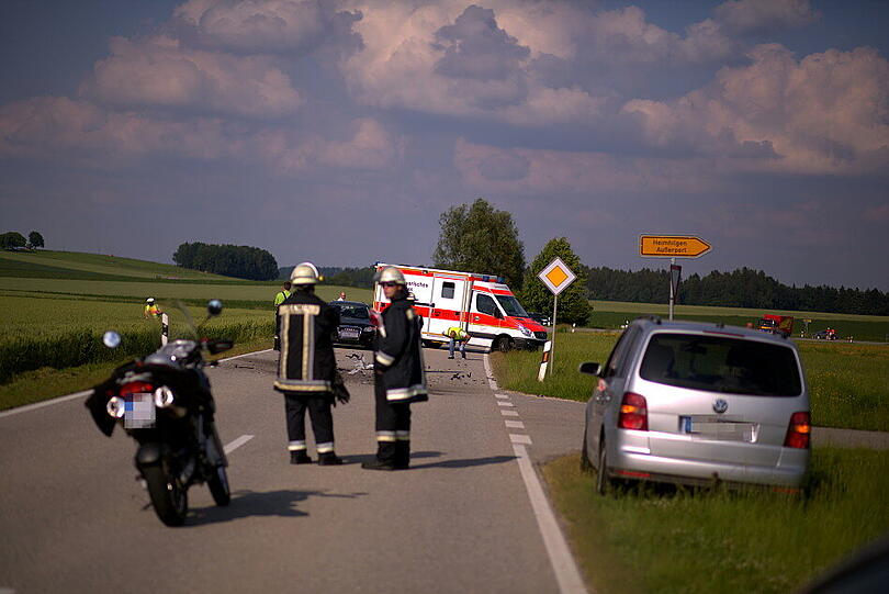 Ein Skoda prallte auf ein entgegenkommendes Motorrad. Der Motorradfahrer überlebte den Zusammenstoß nicht.
