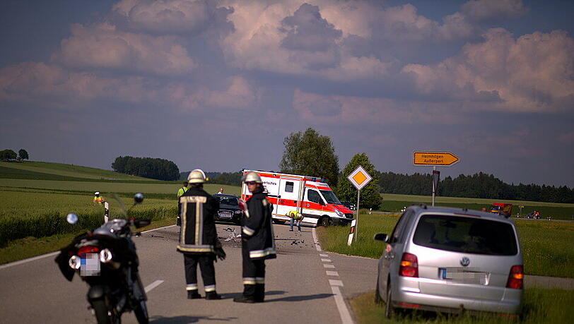Ein Skoda prallte auf ein entgegenkommendes Motorrad. Der Motorradfahrer überlebte den Zusammenstoß nicht. Ein Skoda prallte auf ein entgegenkommendes Motorrad. Der Motorradfahrer überlebte den Zusammenstoß nicht.