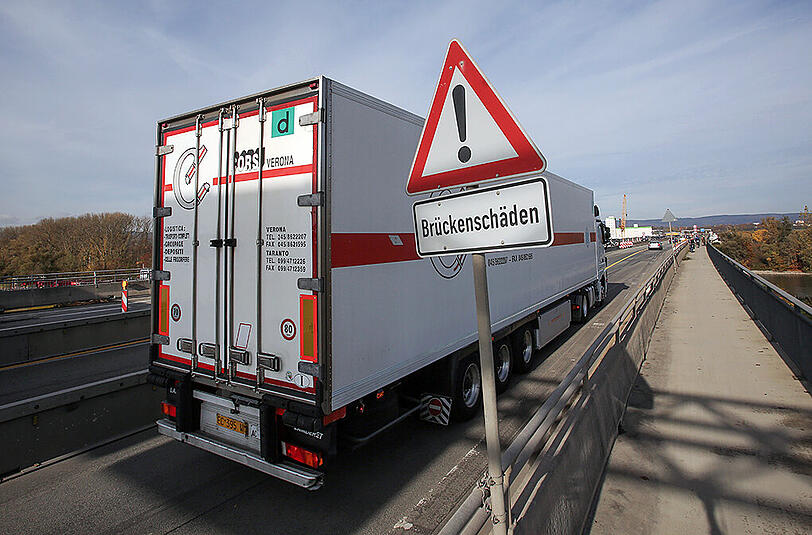 Bei Schnaittach ist ein Lkw-Fahrer von einer Brücke der A9 gestürtzt. (Symbolfoto)