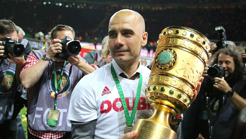 Der DFB-Pokal beim Double 2016 war Guardiolas 21. Titel als Trainer. Der DFB-Pokal beim Double 2016 war Guardiolas 21. Titel als Trainer.