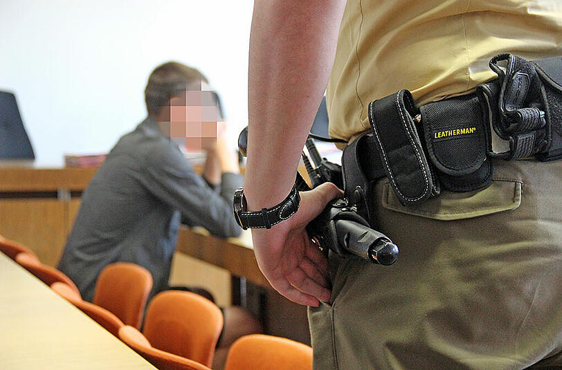 Vorwurf des räuberischen Diebstahls: Der Angeklagte Peter K. sitzt seit vier Monaten in Untersuchungshaft.