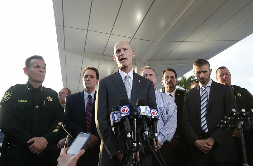 Nach den tödlichen Schüssen auf dem Flughafen von Fort Lauderdale in Florida hat die Polizei einen Verdächtigen verhaftet. Er soll mindestens fünf Menschen erschossen haben, acht weitere wurden verletzt. Das teilte der zuständige Sheriff mit.