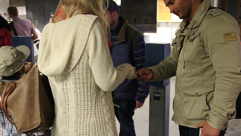 Eine Fahrscheinkontrolle in der U-Bahn. Wer das Kleingedruckte in den Beförderungsbedingungen nicht liest, kann aus Versehen zum Schwarzfahrer werden.
