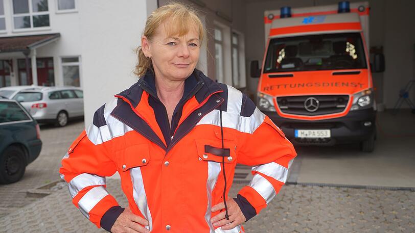 Petra L. fährt seit 30 Jahren Rettungsdienst. 2017 wurde sie im Dienst verletzt.