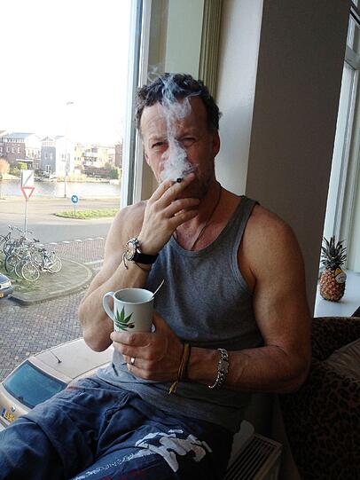 Jenke von Wilmsdorff raucht in einem Coffee-Shop im niederländischen Harlem einen Joint. Der RTL-Reporter will im Zuge der kontroversen Diskussion um das Suchtpotenzial, die Heilwirkung und eine mögliche Legalisierung zunächst wissen, wie das Rauschmittel wirkt.
