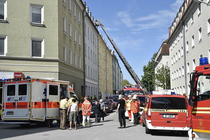Am Samstag ist ein Mann bei einem Zimmerbrand in Obersendling ums Leben gekommen.