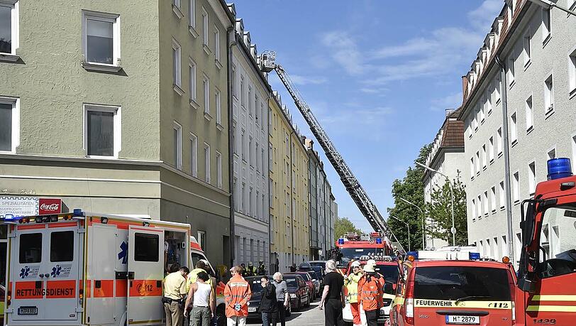 Am Samstag ist ein Mann bei einem Zimmerbrand in Obersendling ums Leben gekommen. Am Samstag ist ein Mann bei einem Zimmerbrand in Obersendling ums Leben gekommen.