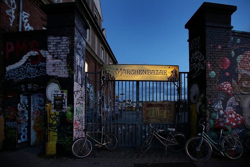 Zwischen Ziegelwänden und Graffiti geht&rsquo;s rein in den Märchenbazar.