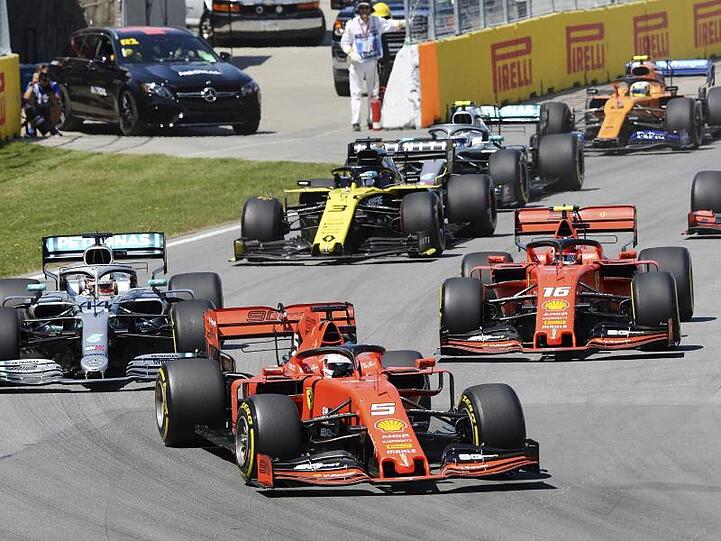 Sebastian Vettel führt das Fahrerfeld kurz nach dem Rennstart an.
