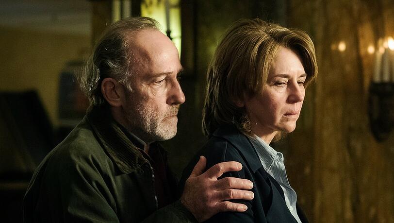 "Tatort: Warum", am Sonntag (01.05.22) um 20:15 Uhr im Ersten: Im Schmerz um den Verlust des gemeinsamen Sohnes vereint, kommt sich das Ex-Paar wieder näher: Fritz Keller (Karl Markovics) und Marie Keller (Valentina Sauca).
