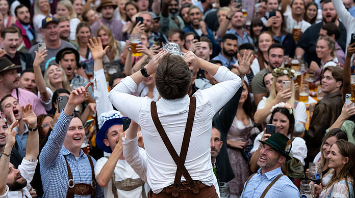 Bei der ein oder anderen Maß zuviel kann die Lage im Wiesn-Zelt schnell mal eskalieren. (Symbolbild)