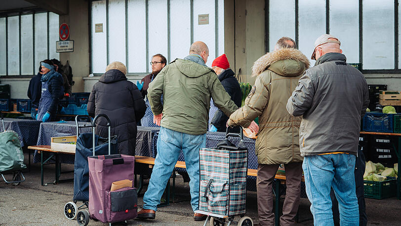Etwa 700 Menschen kommen jede Woche zur Tafelausgabe an der Gro&szlig;markthalle in Sendling. In ganz M&uuml;nchen sind es 22.000 Menschen.