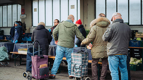 Etwa 700 Menschen kommen jede Woche zur Tafelausgabe an der Gro&szlig;markthalle in Sendling. In ganz M&uuml;nchen sind es 22.000 Menschen.