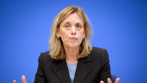 Bildungsministerin Karin Prien erwartet rasch europ&auml;ische Vorschriften f&uuml;r Tech-Konzerne, um den Zugang von Kindern und Jugendlichen zu sozialen Medien einzuschr&auml;nken. (Archivbild)