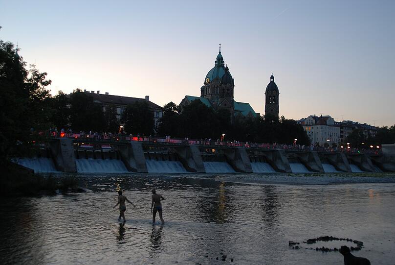 Auf dem Isarinselfest können alle Münchner gemeinsam feiern, tanzen und den Sommer genießen.