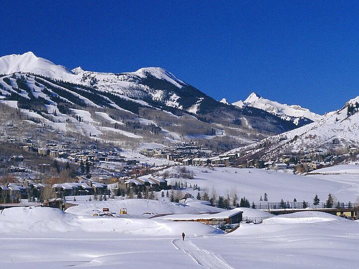 ASPEN: Wer seinen Skiurlaub lieber mit US-Promis verbringen will, der ist in Aspen definitiv an der richtigen Adresse. Stars wie Mariah Carey verbringen dort nicht nur ihren Urlaub, sondern haben sich gleich ein ganzes Anwesen gekauft. Vor allem Schauspieler scheint es in den Wintermonaten nach Colorado zu ziehen: Mit Kate Hudson, Charlie Sheen, Jack Nicholson, Cameron Diaz und Kevin Costner verbringt gleich eine ganze Riege hochbezahlter Hollywood-Stars ihren Winterurlaub dort.