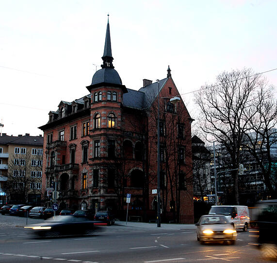 Wo die Schwanthalerstraße den Bavariaring kreuzt, liegt tagsüber eines der schönsten, nachts eines der gruseligsten Häuser. Findet unser Bürgerreporter.