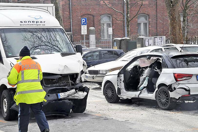 Heftiger Unfall in der Infanteriestraße: Die Feuerwehr musste die Verletzte aus ihrem Wrack befreien.