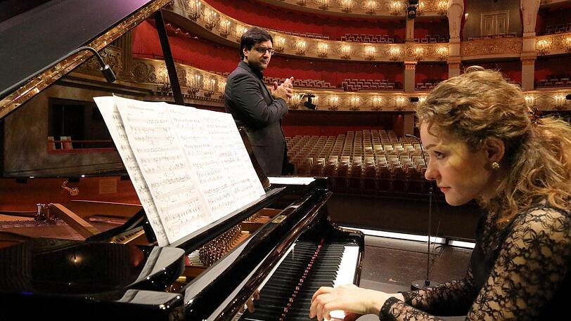 Bass-Bariton Milan Siljanov und Pianistin Nino Chokhonelidze beim Montagskonzert &ndash; natürlich vor leeren Rängen.