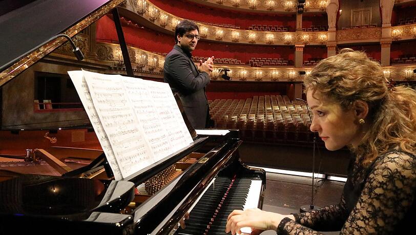 Bass-Bariton Milan Siljanov und Pianistin Nino Chokhonelidze beim Montagskonzert – natürlich vor leeren Rängen. Bass-Bariton Milan Siljanov und Pianistin Nino Chokhonelidze beim Montagskonzert – natürlich vor leeren Rängen.
