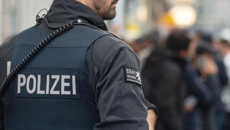 Ein Polizist kontrolliert Personen in der Innenstadt. Foto: Swen Pförtner/dpa/Symbolbild Ein Polizist kontrolliert Personen in der Innenstadt. Foto: Swen Pförtner/dpa/Symbolbild