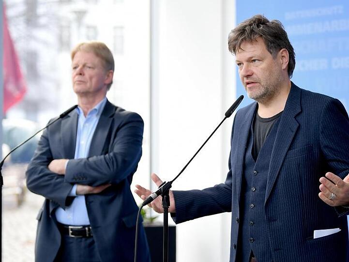 Grünen-Chef Robert Habeck (r.) und der DGB-Vorsitzende Reiner Hoffmann: Die Grünen suchen neue Allianzen in der Gesellschaft, um ihre Ziele zu erreichen.