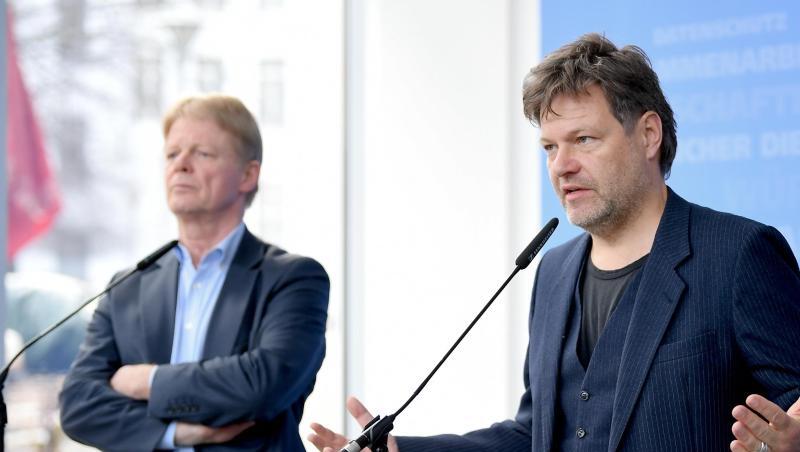Grünen-Chef Robert Habeck (r.) und der DGB-Vorsitzende Reiner Hoffmann: Die Grünen suchen neue Allianzen in der Gesellschaft, um ihre Ziele zu erreichen. Grünen-Chef Robert Habeck (r.) und der DGB-Vorsitzende Reiner Hoffmann: Die Grünen suchen neue Allianzen in der Gesellschaft, um ihre Ziele zu erreichen.