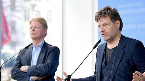 Grünen-Chef Robert Habeck (r.) und der DGB-Vorsitzende Reiner Hoffmann: Die Grünen suchen neue Allianzen in der Gesellschaft, um ihre Ziele zu erreichen.