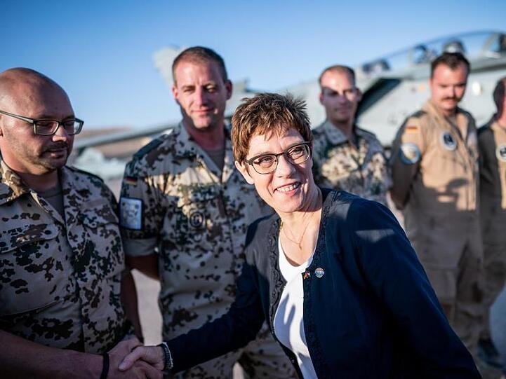 Verteidigungsministerin Kramp-Karrenbauer mit Bundeswehrsoldaten im jordanischen Al-Asrak.