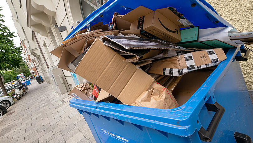 Der Papiermüll kommt in München in die blaue Tonne.