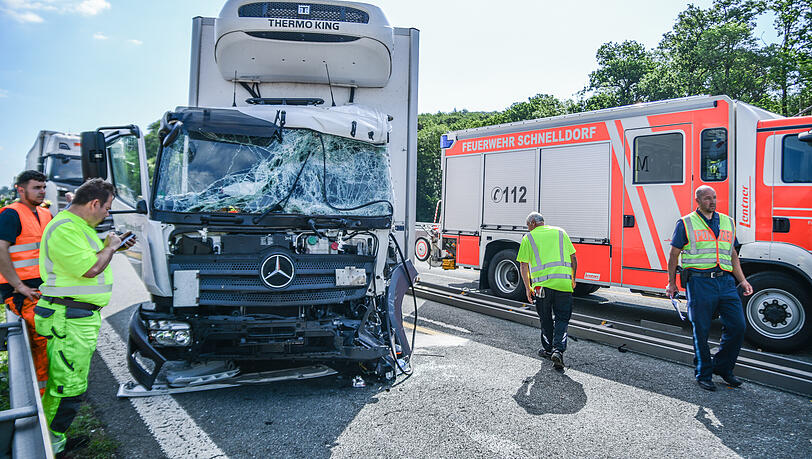 Einsatzkräfte sichern die Unfallstelle: Ein Mann erlag laut Polizei am Montagmorgen noch vor Ort seinen Verletzungen.