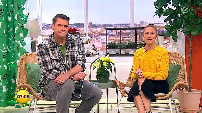 Benjamin Bieneck und Alina Merkau im Studio vom "Sat.1 Frühstücksfernsehen".