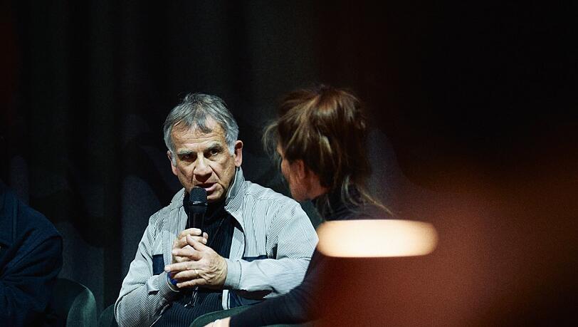 Olaf Otto Becker beim Artist-Talk im gro&szlig;en Atrium des Kunstkraftwerks.