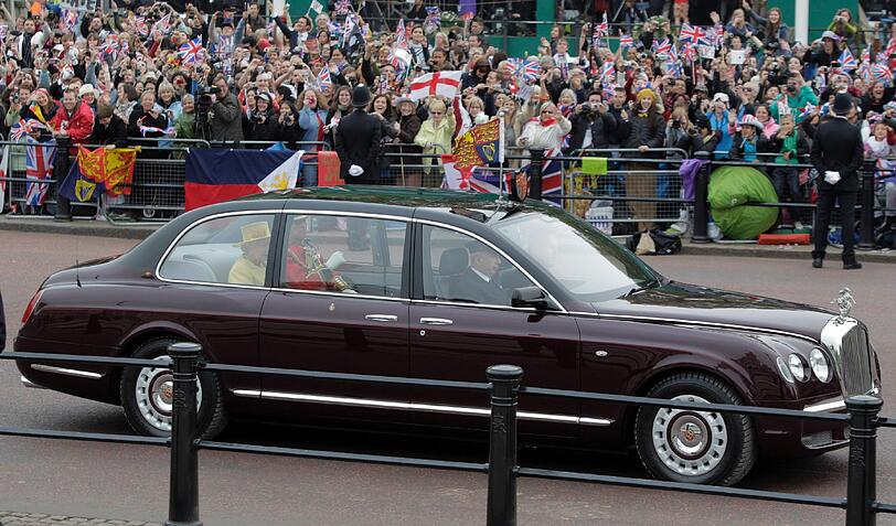 Ein Fahnenmeer, geschminkte Gesichter, jubelnde Menschenmassen: So feiert das Volk die Hochzeit von Kate und William. Die Bilder.