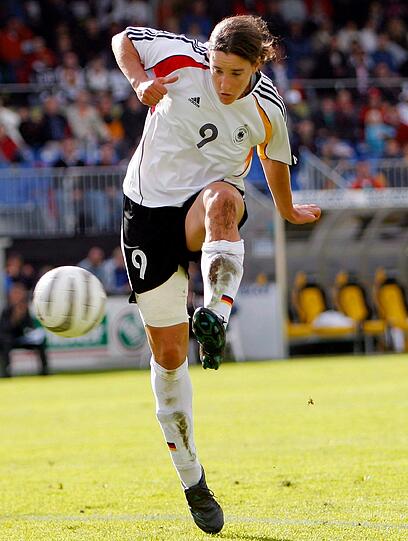 Bei der Frauen-Fußball-WM 2006 in der Schweiz schießt Birgit Prinz das 2:0 gegen den Gastgeber.