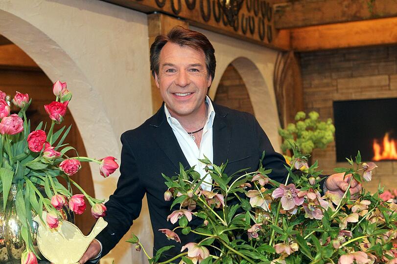 Neckisch zwischen Blumen: Patrick Lindner