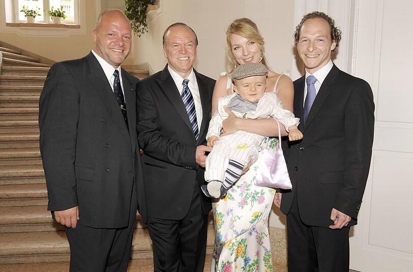 Ein Familienfoto vom 60. Geburtstag des Sternekochs: Heinz Winkler mit seiner Denise und dem gemeinsamen Söhnchen Constantin zwischen Winklers Söhnen aus erster Ehe, Manfred (l.) und Alexander.
