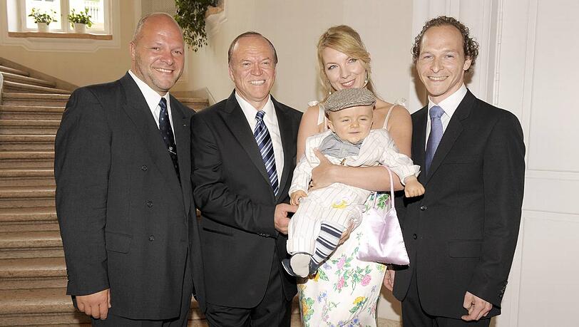 Ein Familienfoto vom 60. Geburtstag des Sternekochs: Heinz Winkler mit seiner Denise und dem gemeinsamen Söhnchen Constantin zwischen Winklers Söhnen aus erster Ehe, Manfred (l.) und Alexander. Ein Familienfoto vom 60. Geburtstag des Sternekochs: Heinz Winkler mit seiner Denise und dem gemeinsamen Söhnchen Constantin zwischen Winklers Söhnen aus erster Ehe, Manfred (l.) und Alexander.