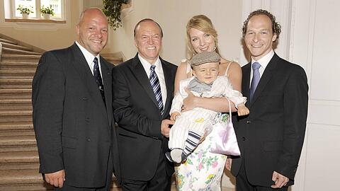 Ein Familienfoto vom 60. Geburtstag des Sternekochs: Heinz Winkler mit seiner Denise und dem gemeinsamen Söhnchen Constantin zwischen Winklers Söhnen aus erster Ehe, Manfred (l.) und Alexander.
