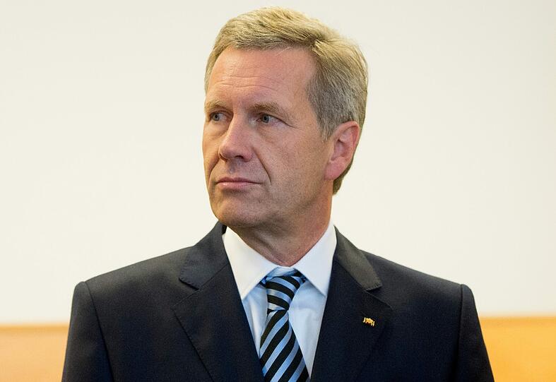 Christian Wulff trägt bei seiner Gerichtsverhandlung wegen Vorteilnahme das Bundesverdienstkreuz am Revers seines Anzugs.