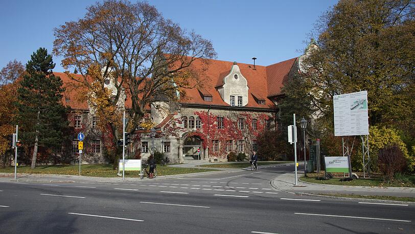 Ein Eingang zum Isar-Amper-Klinikum in Haar. (Archivbild) Ein Eingang zum Isar-Amper-Klinikum in Haar. (Archivbild)