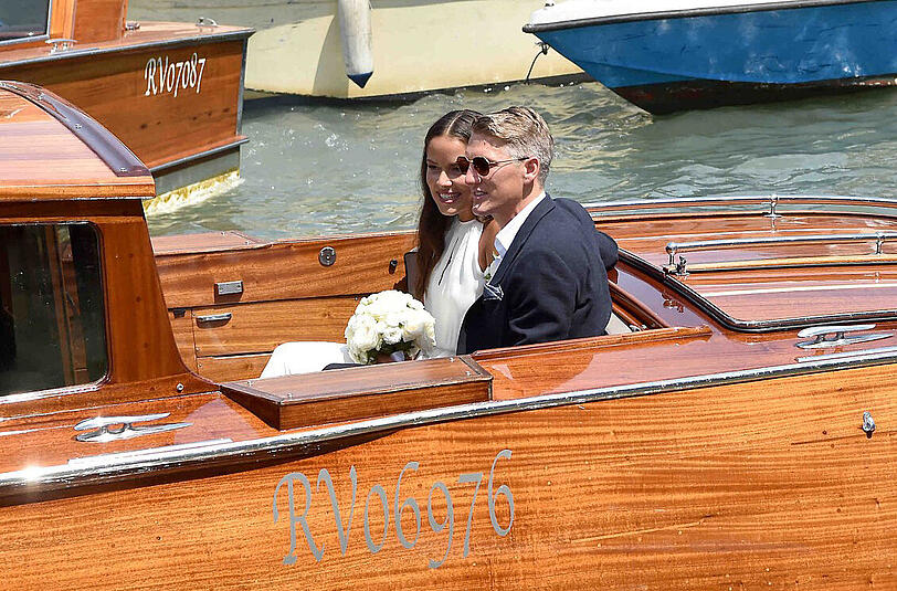 Glückliche Gesichter nach der Trauung bei Bastian Schweinsteiger und Ana Ivanovic. Mehr Bilder der schönen Serbin zum Durchklicken.