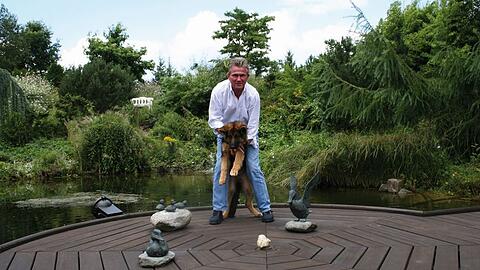 Unzertrennlich: Jupp Heynckes und Schäferhund Cando, hier auf dem Anwesen des Trainers in Schwalmtal.