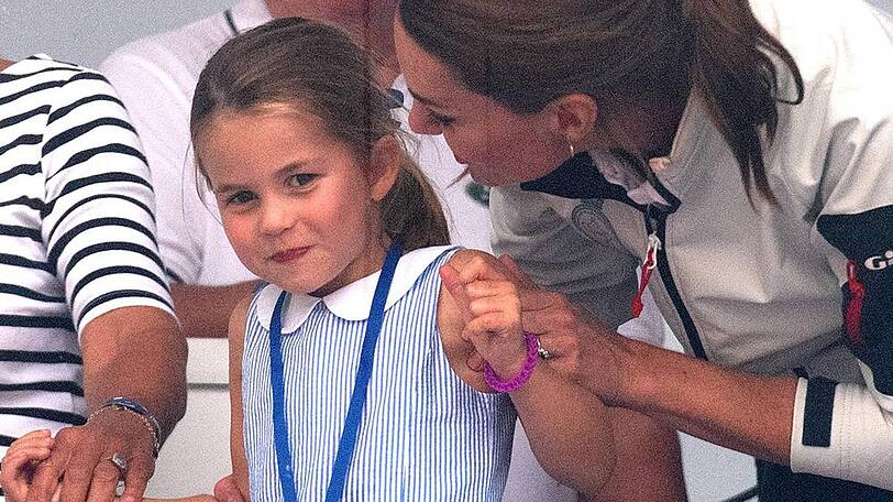 Prinzessin Charlotte, hier mit Mama Kate, darf ab September die Schulbank drücken