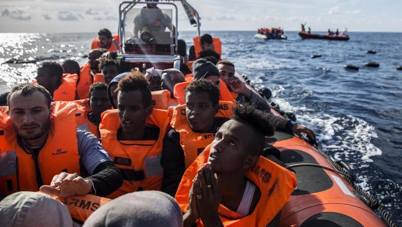 Vor Libyen rettet die spanischen Hilfsorganisation Proactiva Open Arms Migranten aus dem Mittelmeer. Vor Libyen rettet die spanischen Hilfsorganisation Proactiva Open Arms Migranten aus dem Mittelmeer.