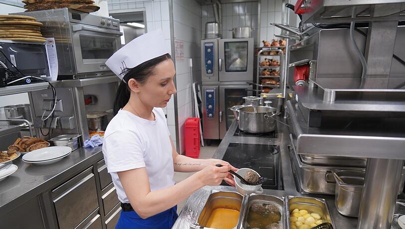 Erste Schritte in der Vorbereitungsküche, hier lernt Tanya unter anderem Leberknödel und Kartoffelknödel machen. Erste Schritte in der Vorbereitungsküche, hier lernt Tanya unter anderem Leberknödel und Kartoffelknödel machen.