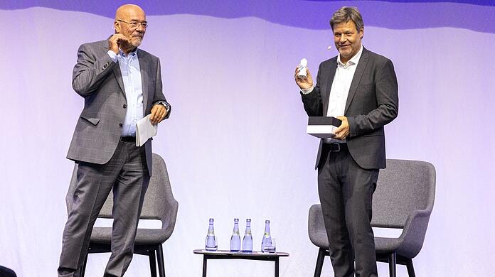 Geschenk zum Abschied: Robert Habeck (r) bekam einen Löwen und einen Notstromaggregat überreicht.