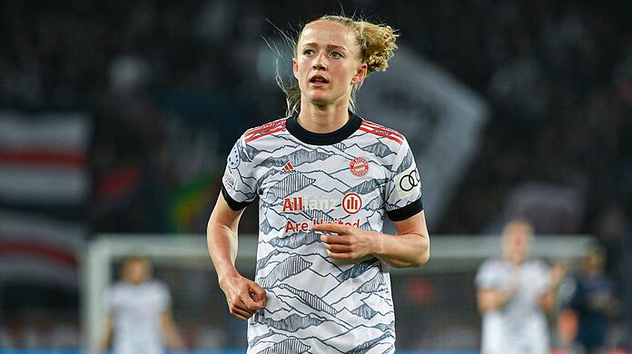 Lea Schüller ist Profi-Fußballerin und seit einigen Jahren glücklich mit Segelweltmeisterin Lara Vadlau liiert.