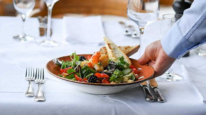 Teures auf dem Teller: Beim Restaurantbesuch werden die Preise ab Januar wohl steigen.