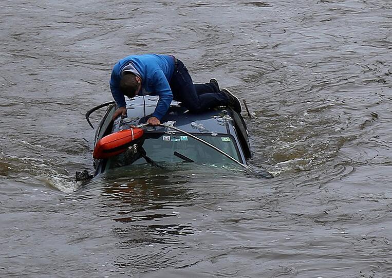 Ein Mann rutscht mit seinem Auto in die Wertach und muss auf dem Dach auf seine Rettung warten. Die Bilder von der Rettungsaktion.